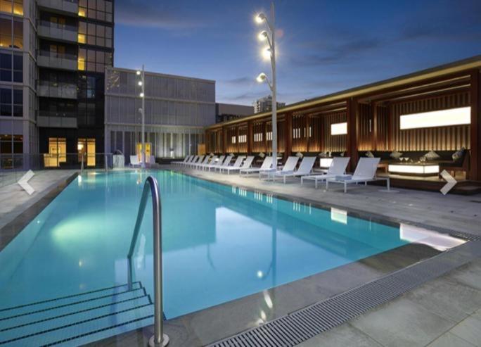 Luxury Condo With Cn Tower View 토론토 외부 사진